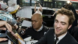 El actor se tomó el tiempo de saludar a sus fans